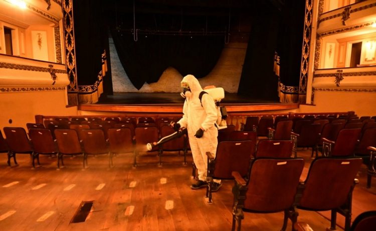 Realizaron la desinsectación del Teatro Gualeguaychú para combatir la plaga que afectó su estructura