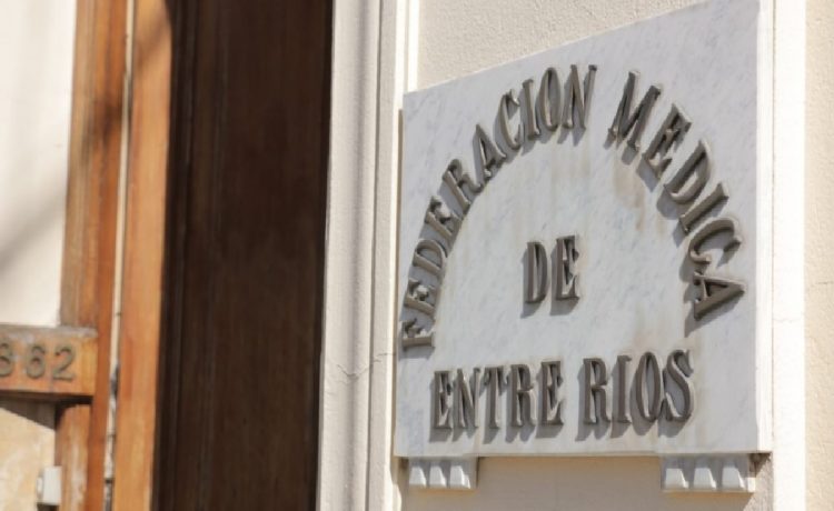 Desde la FEMER instan al gobierno a atender el reclamo salarial de los médicos del sector público para evitar renuncias masivas