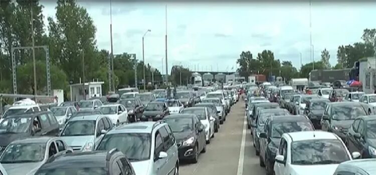 Largas filas en Fray Bentos: los argentinos vuelven a elegir Uruguay tras la caída en la brecha de precios