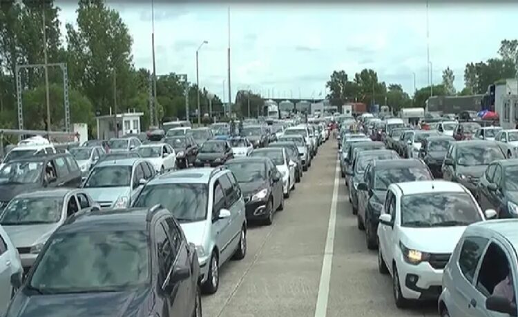 Largas filas en Fray Bentos: los argentinos vuelven a elegir Uruguay tras la caída en la brecha de precios