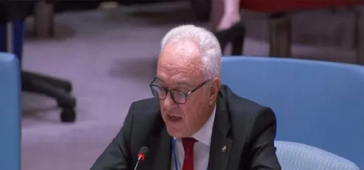 La oposición exige la renuncia de Mario Lubetkin y califica de "papelón internacional" al conflicto con el pasaporte