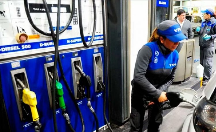 Tarifas actualizadas: YPF subió por tercera vez en el mes los precios de los combustibles