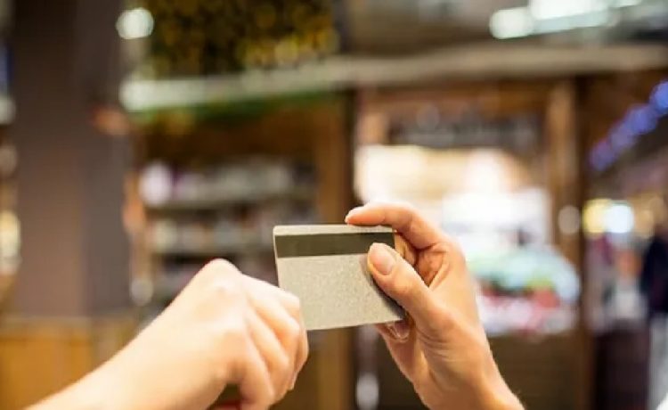 Mejora la confianza del consumidor y se mantiene en zona de "moderado optimismo"