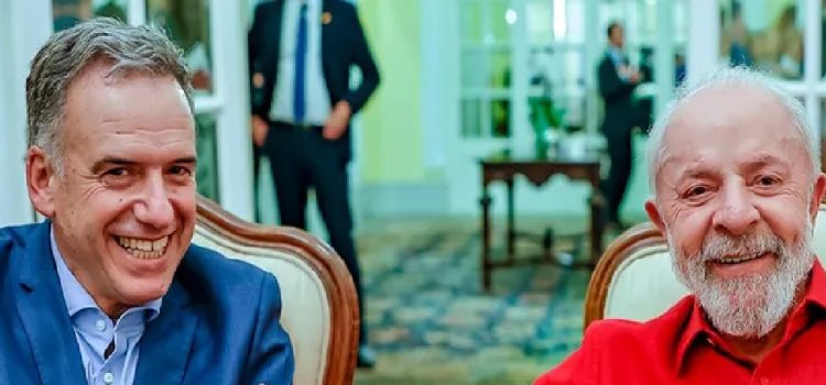 Yamandú Orsi cuestionó los aranceles de Donald Trump y apuntó que "es todo muy entreverado"