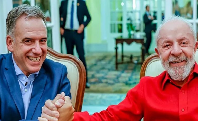 Yamandú Orsi cuestionó los aranceles de Donald Trump y apuntó que "es todo muy entreverado"