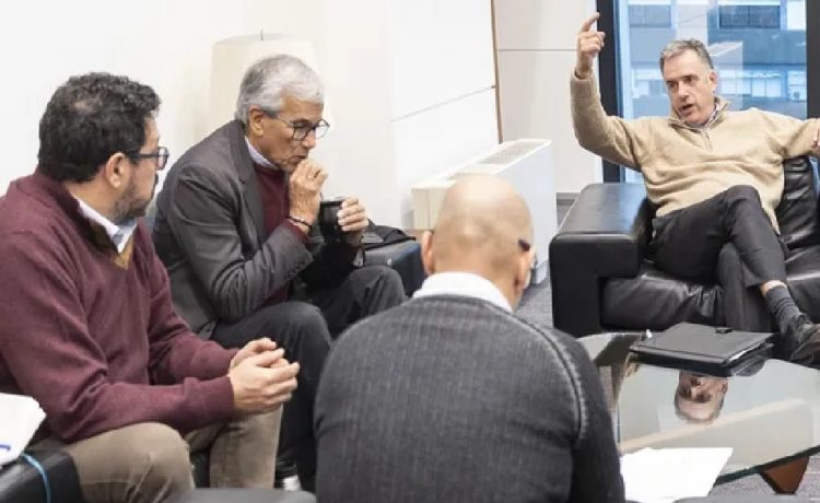 Yamandú Orsi vuelve a descartar el impuesto al 1% más rico, mientras se abre un debate en el Frente Amplio