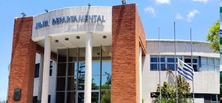 Solo tres intendencias cerraron con superávit fiscal en 2024 y crecen las tensiones políticas en el interior