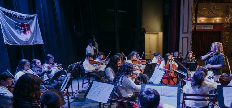 Más de 80 niños de escuelas públicas participaron del primer concierto comentado de “Un niño, un instrumento” en Fray Bentos