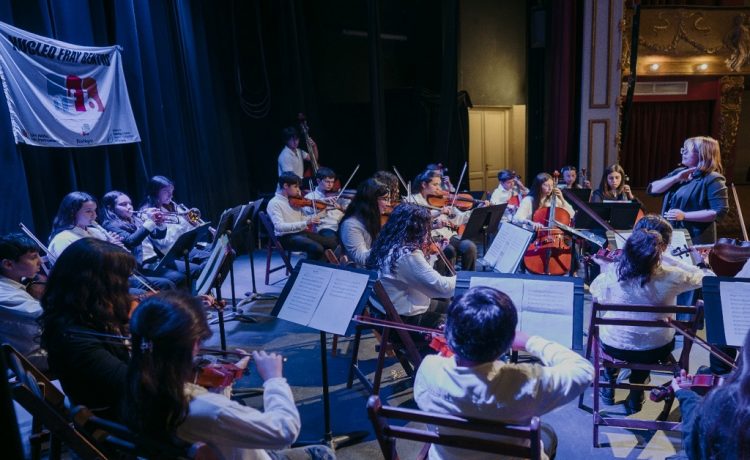 Más de 80 niños de escuelas públicas participaron del primer concierto comentado de “Un niño, un instrumento” en Fray Bentos