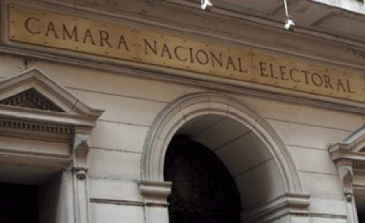 Tiempo de descuento para inscribir alianzas: el oficialismo se anota con los libertarios y Gaillard por fuera del PJ