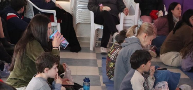 El CIC Néstor Kirchner realizó la primera función de cine comunitario durante las vacaciones