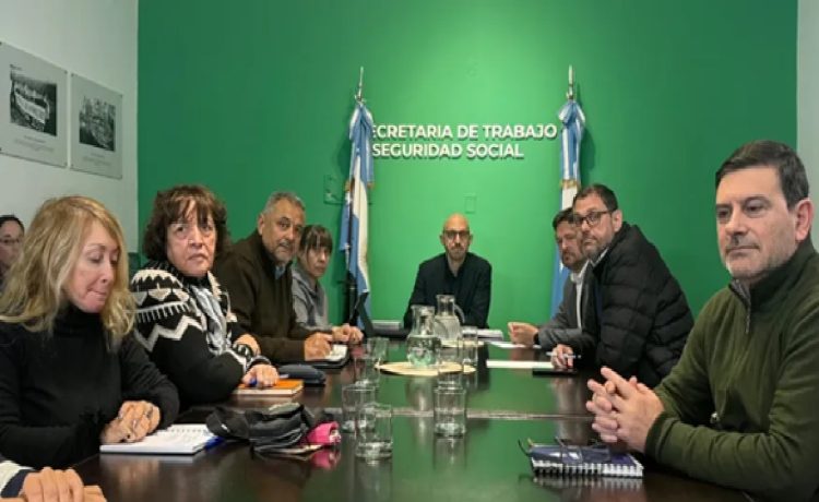 El gobierno resolvió liquidar un 3 por ciento más a los estatales con los haberes de julio