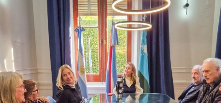 La viceintendenta Carrazza recibió a la nueva comisión directiva del Club de los Abuelos