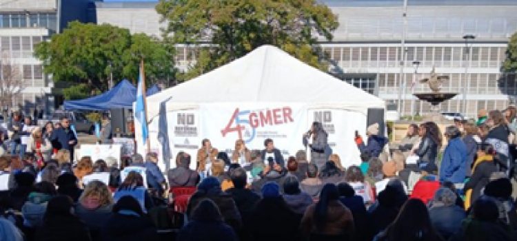 Agmer conmemoró 45 años de lucha frente a Casa de Gobierno