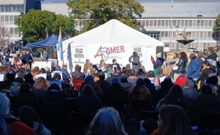 Agmer conmemoró 45 años de lucha frente a Casa de Gobierno