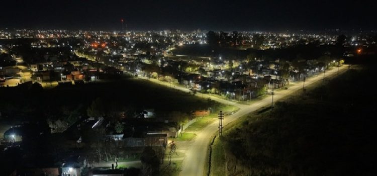 Instalaron 40 columnas de iluminación pública a lo largo de casi 2 km de Calle de las Tropas