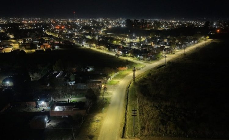 Instalaron 40 columnas de iluminación pública a lo largo de casi 2 km de Calle de las Tropas