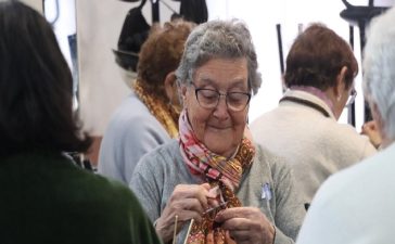 “Tejiendo historias, construyendo abrigos” invita a una nueva jornada solidaria en el Club de los Abuelos