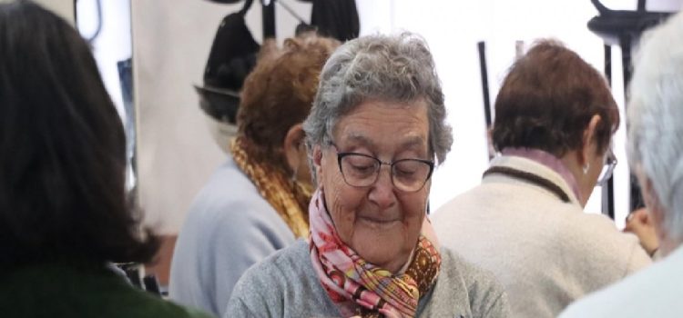 “Tejiendo historias, construyendo abrigos” invita a una nueva jornada solidaria en el Club de los Abuelos