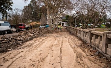 Comenzaron los trabajos de recontrucción en el último tramo de las veredas de la Costanera
