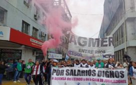 Masiva movilización a Casa de Gobierno contra la reforma previsional