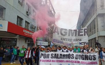 Masiva movilización a Casa de Gobierno contra la reforma previsional