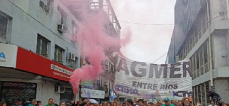 Masiva movilización a Casa de Gobierno contra la reforma previsional