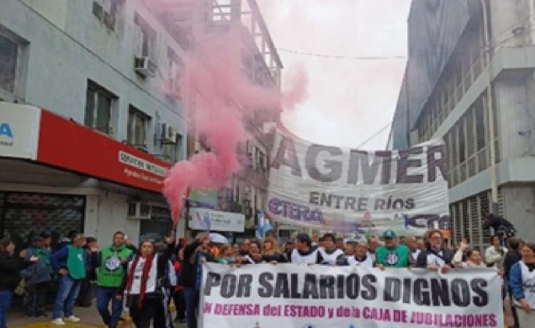 Masiva movilización a Casa de Gobierno contra la reforma previsional