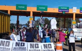 Delegaciones sindicales y sectores de jubilados de distintos puntos de Entre Ríos realizaron este miércoles una jornada de protesta y visibilización en el peaje de Yeruá