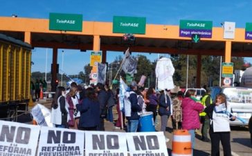 Delegaciones sindicales y sectores de jubilados de distintos puntos de Entre Ríos realizaron este miércoles una jornada de protesta y visibilización en el peaje de Yeruá