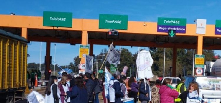 Delegaciones sindicales y sectores de jubilados de distintos puntos de Entre Ríos realizaron este miércoles una jornada de protesta y visibilización en el peaje de Yeruá