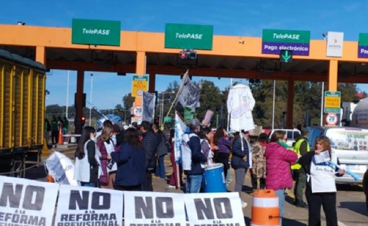 Delegaciones sindicales y sectores de jubilados de distintos puntos de Entre Ríos realizaron este miércoles una jornada de protesta y visibilización en el peaje de Yeruá