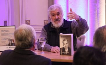 Se presentó en Casa De Deken un libro dedicado a la vida y obra de Aníbal Sampayo