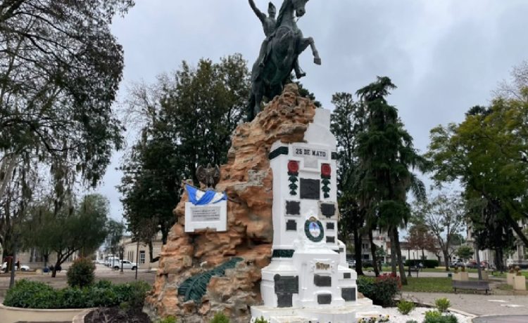 Gualeguaychú conmemora a San Martín con la plantación de un nuevo retoño del Pino de San Lorenzo