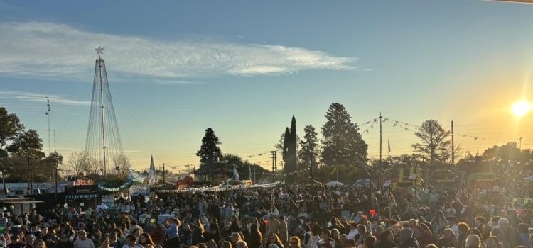 Multitudinaria Fiesta de la Bandera en Pueblo Belgrano