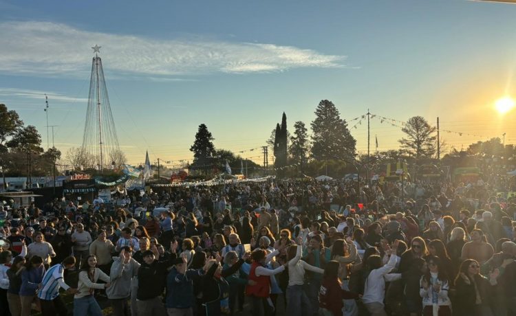 Multitudinaria Fiesta de la Bandera en Pueblo Belgrano