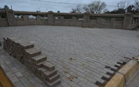 Reconstrucción de las veredas de Costanera: comenzó la recolocación de los adoquines en el último tramo