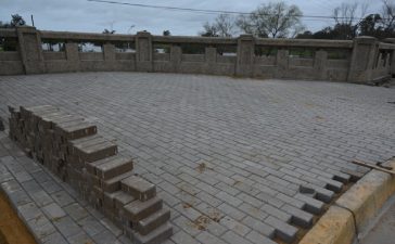 Reconstrucción de las veredas de Costanera: comenzó la recolocación de los adoquines en el último tramo
