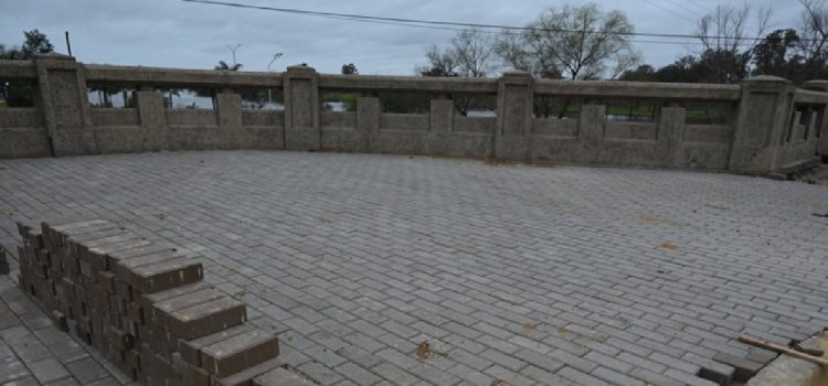 Reconstrucción de las veredas de Costanera: comenzó la recolocación de los adoquines en el último tramo