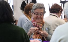 Una tarde de encuentro, tejido y solidaridad en el Club de los Abuelos