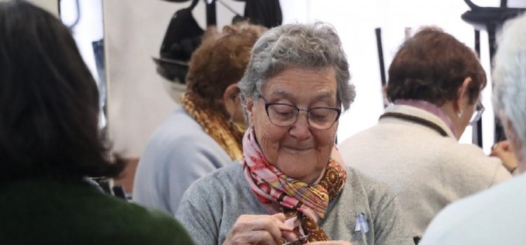 Una tarde de encuentro, tejido y solidaridad en el Club de los Abuelos
