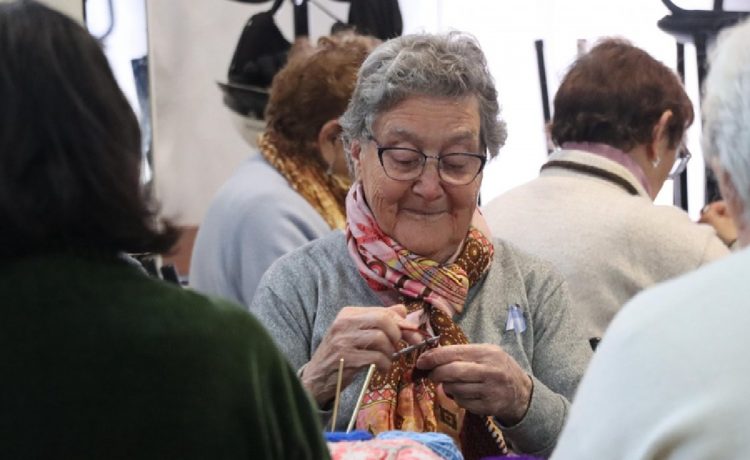 Una tarde de encuentro, tejido y solidaridad en el Club de los Abuelos