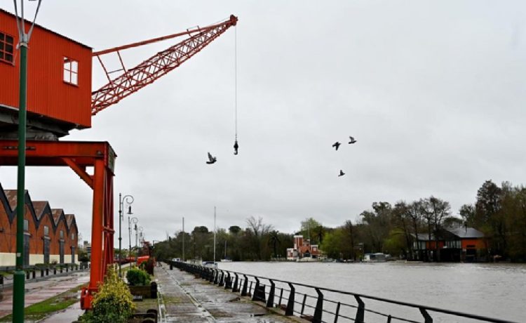 El río Gualeguaychú mantiene un lento descenso y el Gobierno continúa con el monitoreo permanente