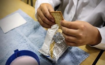 La Justicia ordenó que los desayunos y meriendas escolares no incluyan alimentos con sellos de advertencia