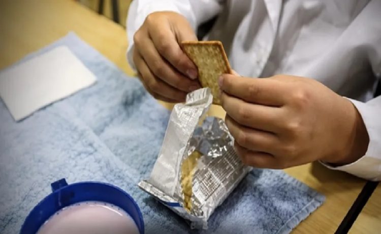 La Justicia ordenó que los desayunos y meriendas escolares no incluyan alimentos con sellos de advertencia