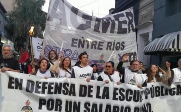 Docentes provinciales y universitarios se movilizaron a Casa de Gobierno