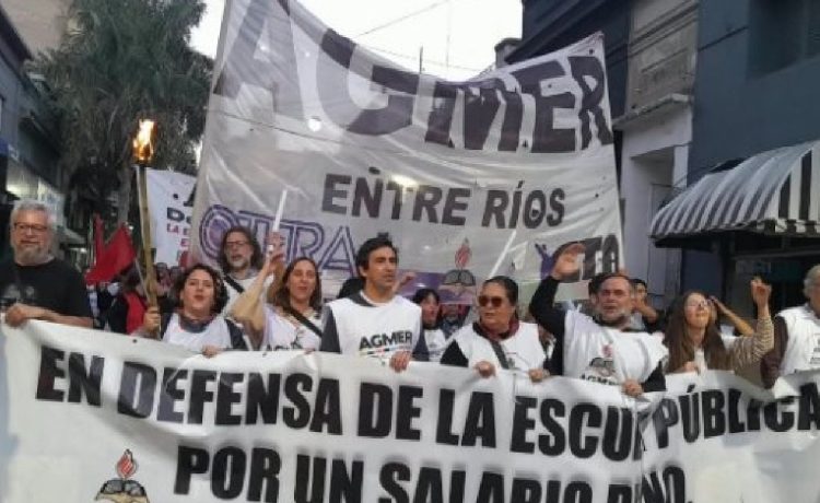 Docentes provinciales y universitarios se movilizaron a Casa de Gobierno