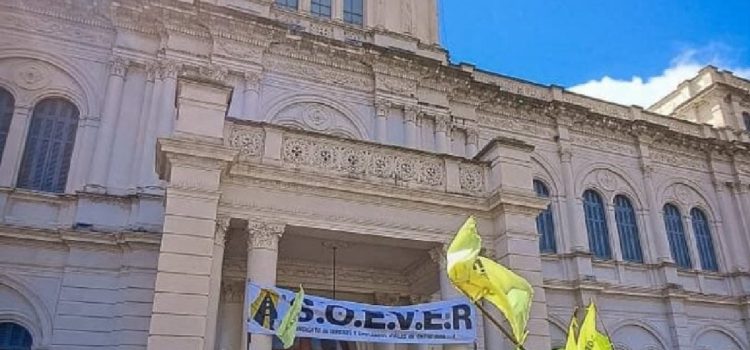 Pese a la protesta de trabajadores viales, senadores aprobaron el nuevo régimen de consorcios camineros