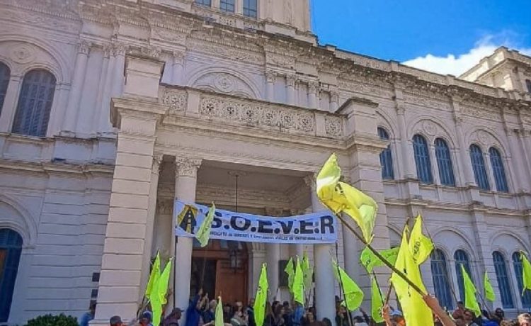 Pese a la protesta de trabajadores viales, senadores aprobaron el nuevo régimen de consorcios camineros