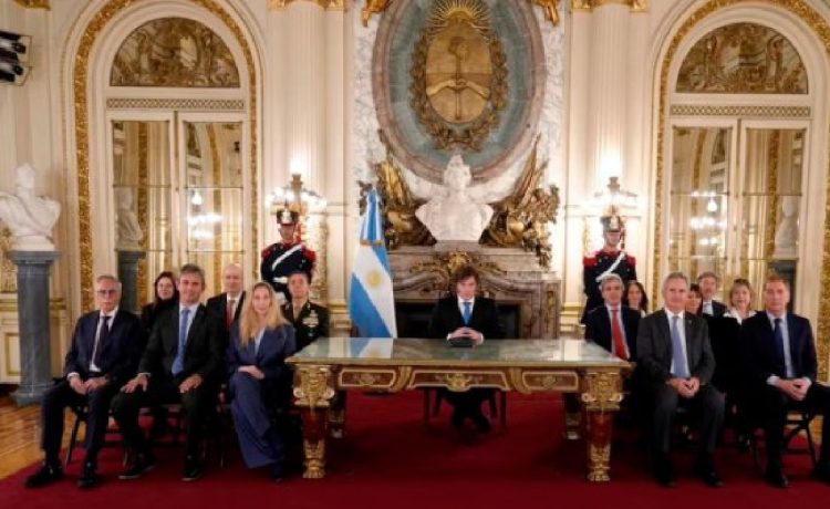 Milei anunció una base naval en Tierra del Fuego y sanciones a petroleras en Malvinas